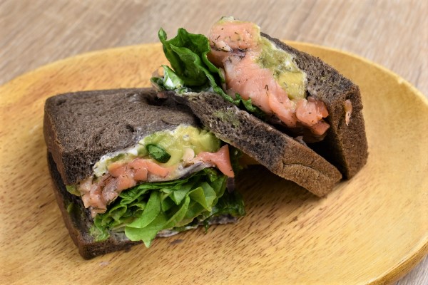 【テイクアウトめし】リッチな風味にファン続出！ スタバの「アボカド＆サーモンサンドイッチ」