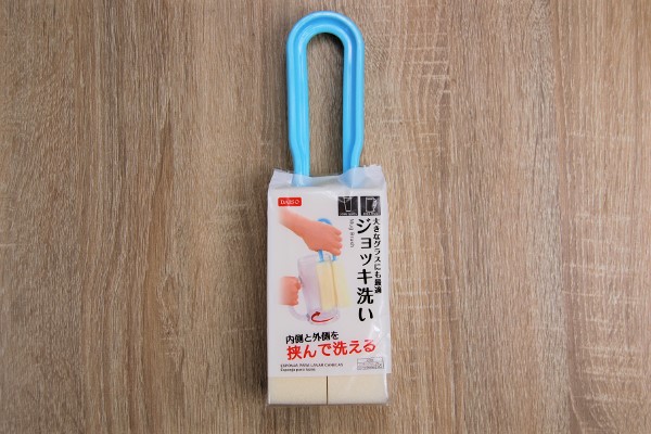 時短の強い味方！ 一度に内と外が洗えるダイソーの「ジョッキ洗いスポンジ」
