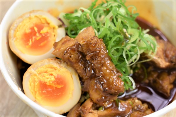 【テイクアウトめし】ピリ辛で食欲を刺激する！ 冬に食べたい松屋「鶏と玉子の味噌煮込み鍋膳」