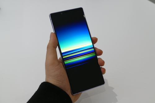 「映画を観るためのスマホ」ってどゆこと？ 「Xperia 1」は「シネスコ」比率で視聴も撮影もこなす未来のスマホ