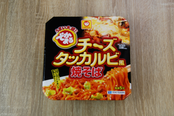 【カップ麺大全】チーズとラー油の香りがたまらない！ マルちゃんの「でかまる チーズタッカルビ風焼そば」