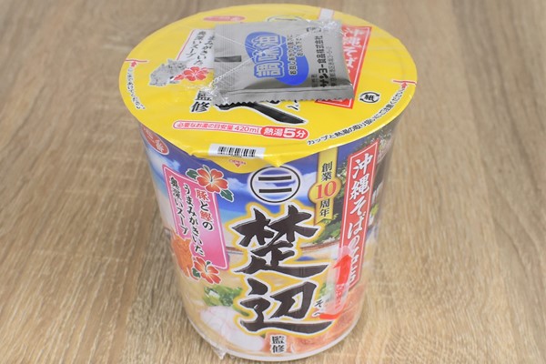 【カップ麺大全】たった5分で本格沖縄そば！ 豚肉が美味すぎるサッポロ一番「沖縄そばの名店 楚辺」