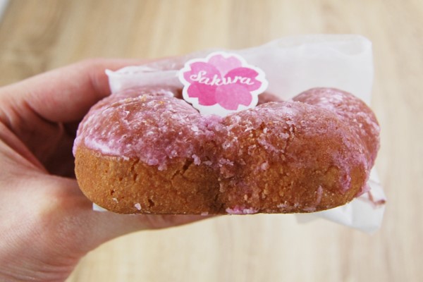 【テイクアウトめし】「まるで桜餅」桜の香りともっちり食感がたまらないミスドの「桜の花ドーナツ 桜フレーバー」