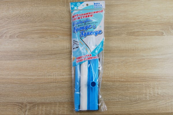 スポンジとスクイージーが合体！ 水切りもできるセリアの「窓ガラス スポンジ＆スクイージー」