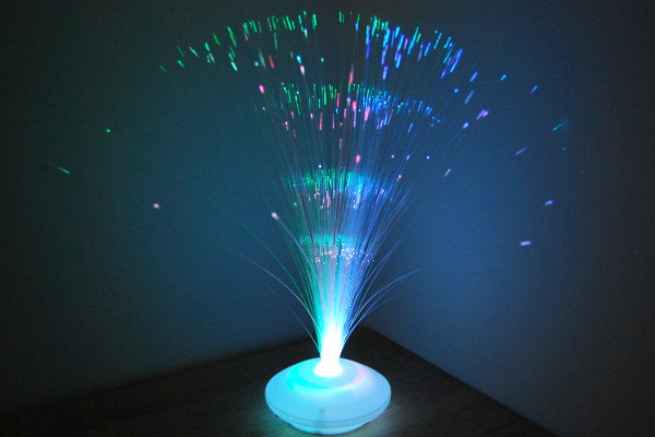 部屋のムードが激変! 3色の光が幻想的に輝くダイソーの「LEDイルミネーションライト」