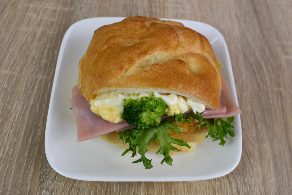 【テイクアウトめし】サクッとした生地が絶品！ 程よい塩けが食欲をそそる「さくっとハムチーズエッグ」
