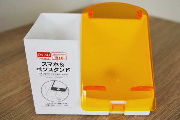 スマホを充電しながら机を整理！ 隠し小物入れがうれしいダイソーの「スマホ＆ペンスタンド」