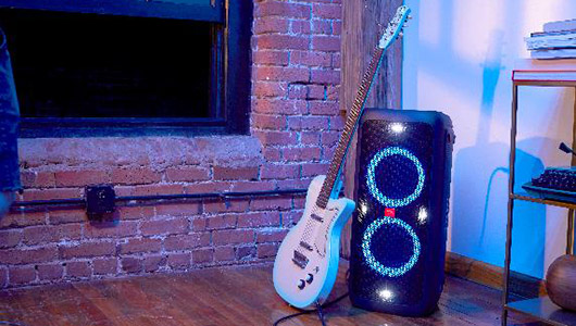 イルミネーションがギラギラ光る! JBLからパリピ仕様のデカ・ワイヤレススピーカー「JBL PARTYBOX 300」