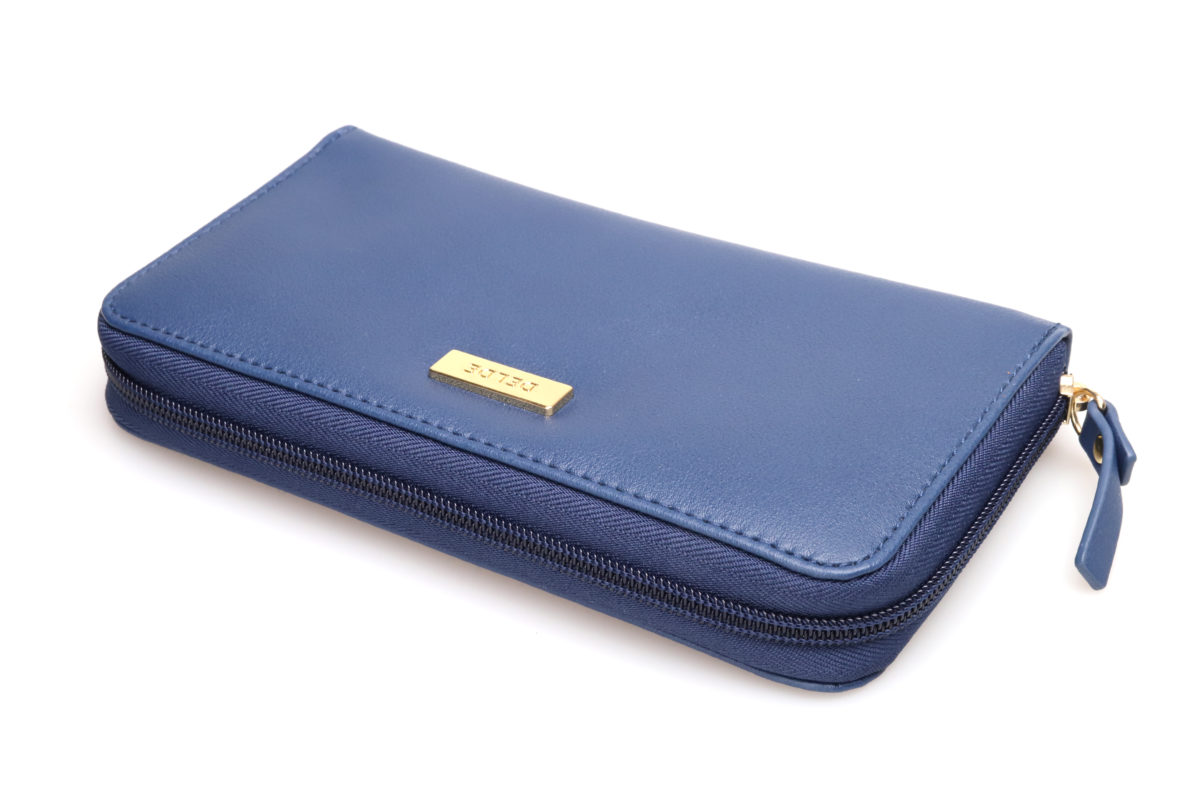 ↑サンスター文具「DELDE フラットポーチ」1728円。金属プレートなどいかにも女性向けらしいデザイン
