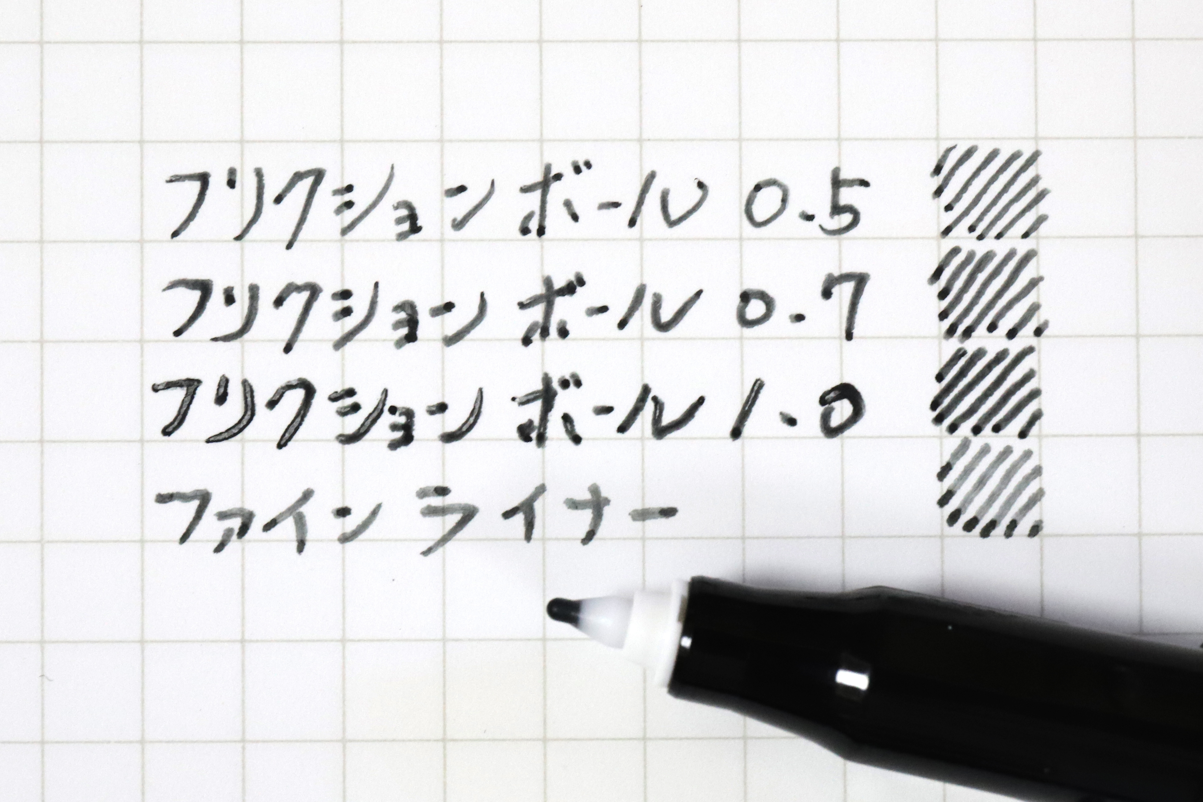 ↑描線の太さは0.7mm〜1.0mmぐらい。筆圧次第で強弱がつくので、やや太線に寄りがちだ