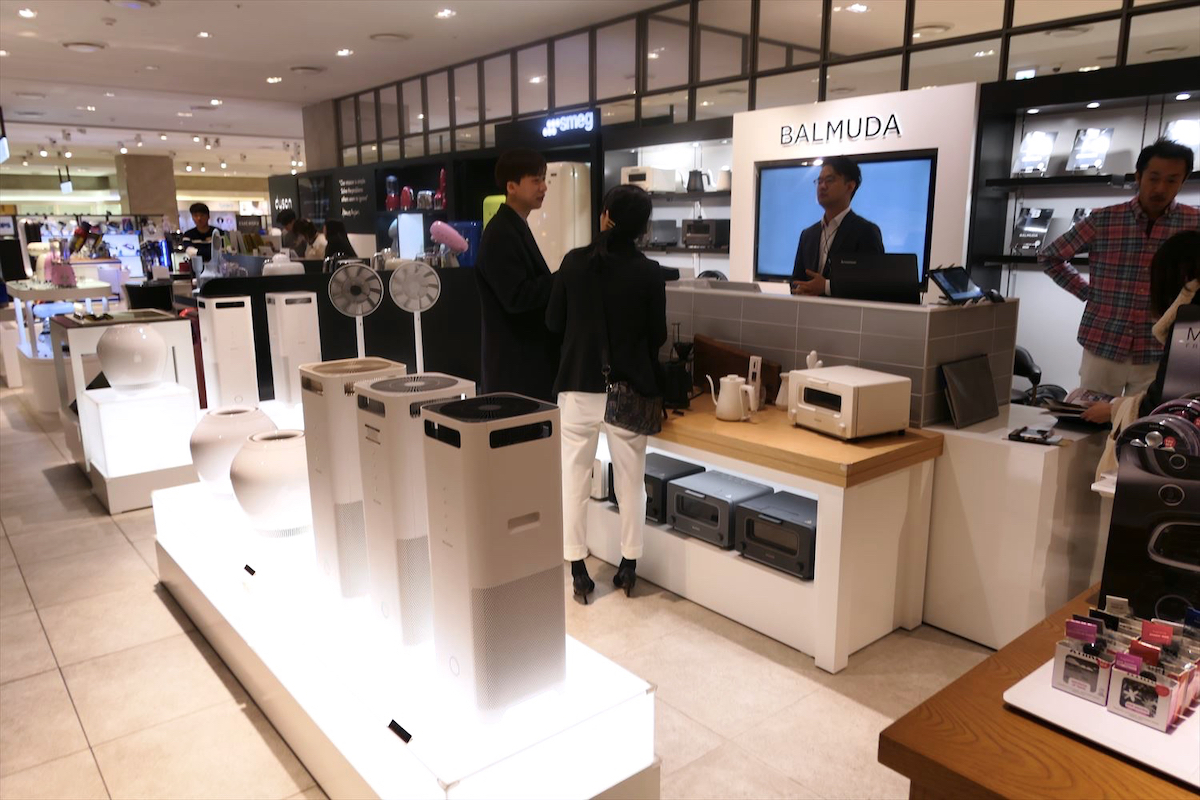↑百貨店「Hyundai Pangyo dept」のバルミューダコーナー。これまではブランドの世界観を表現しやすい百貨店を中心に販売していた