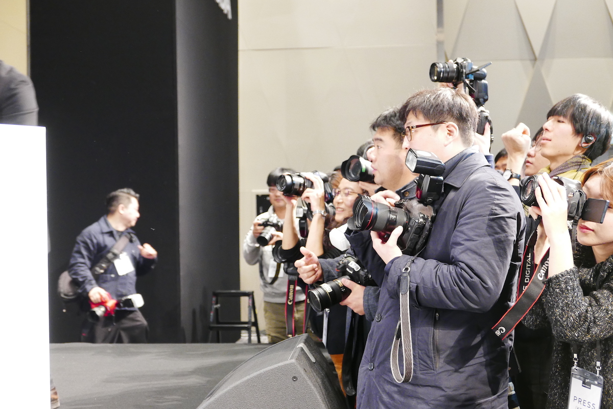 ↑寺尾社長のフォトセッションにも多数のカメラマンが集結