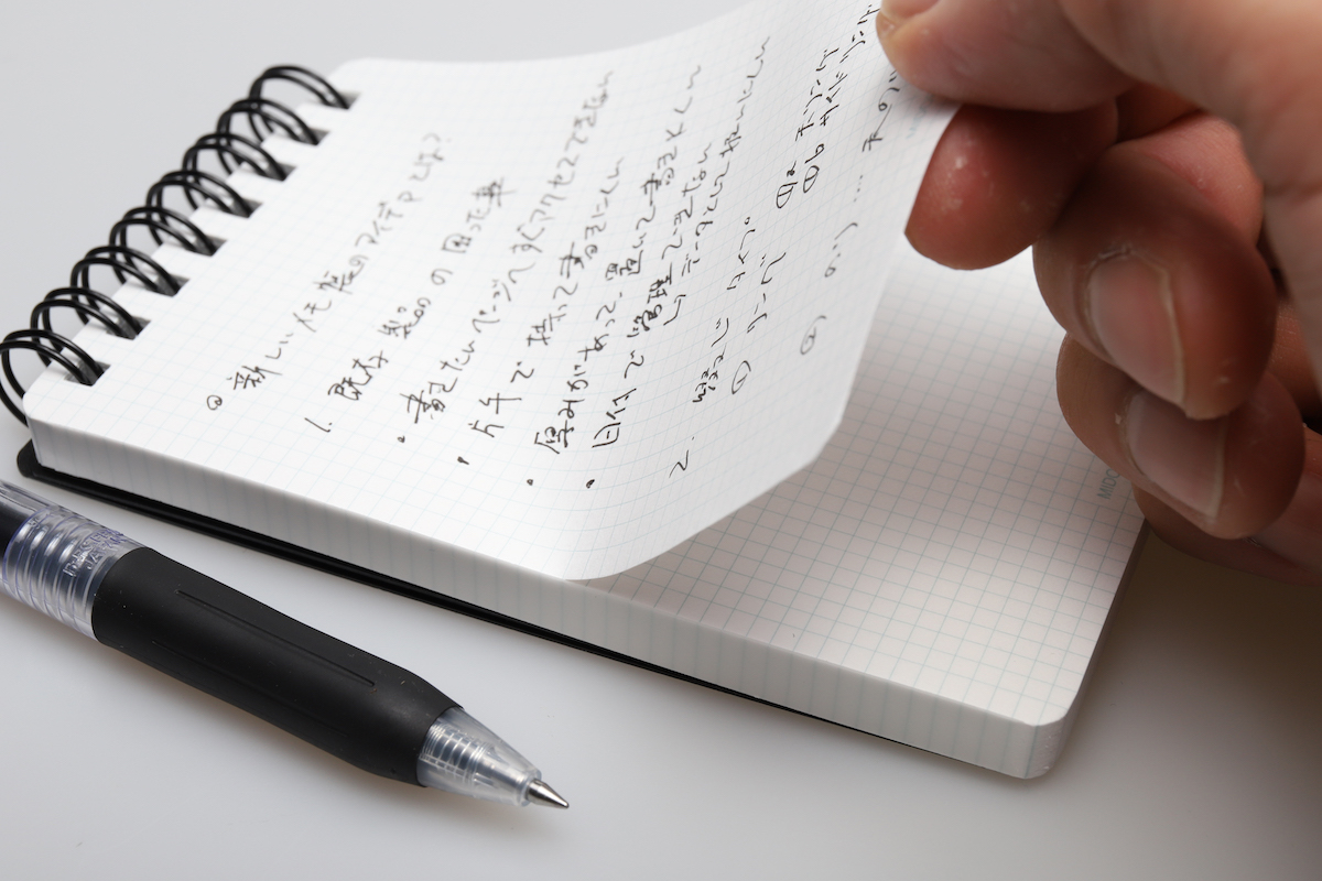 ↑書き終わったページはペリペリとめくって、セーブ完了