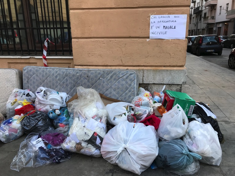 ゴミ分別が徹底された結果、ゴミが街に溢れた!? イタリアのゴミ事情はこんな感じ