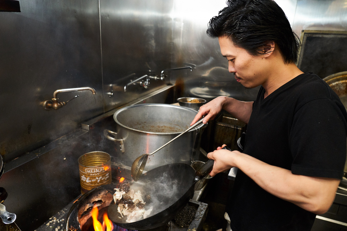 ↑幸田さん。パワフルかつスピーディな動きで鍋をふるう