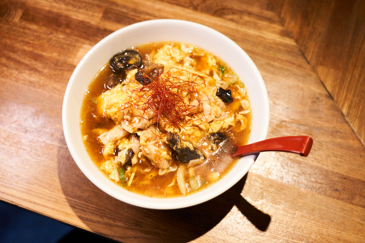 ↑「木耳玉子麺」900円。ふんわりと仕上げ、片栗粉でとろみをつけるのも特徴。ベースとなるのは醤油味の「ラーメン」(500円で提供されている)だ。ちなみに「木耳玉子」は650円、定食になると800円