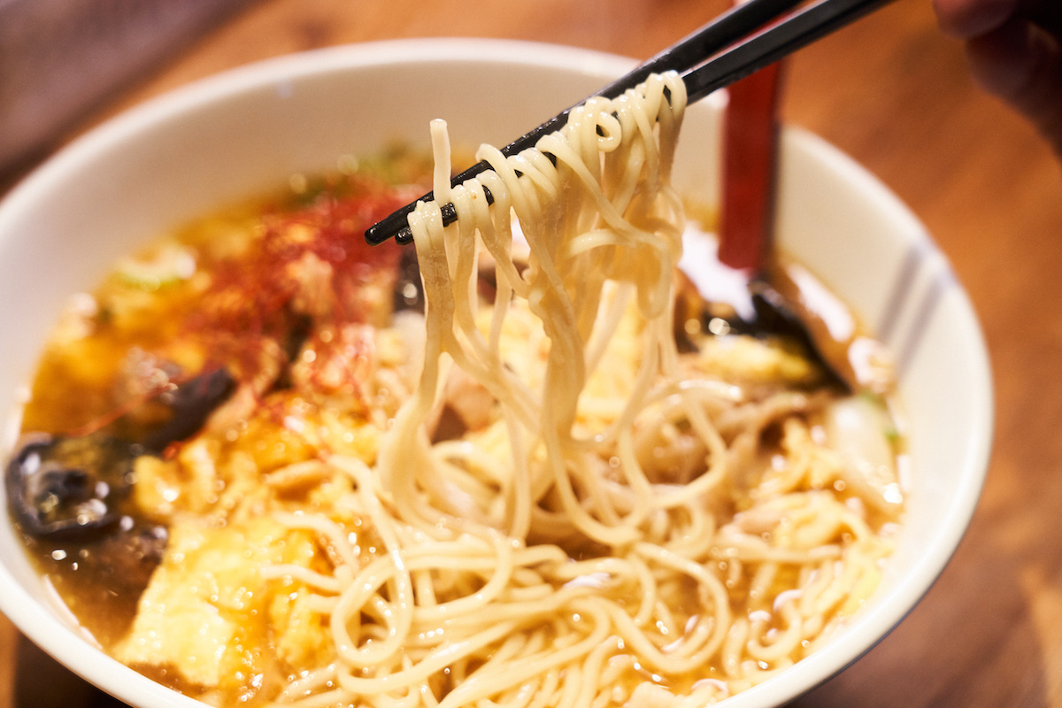 ↑荻窪の老舗ラーメン店御用達の、南阿佐ヶ谷「小幡製麺」の中細ストレート麺がマッチ。通常で150gだ。以前は尚ちゃんと一緒の製麺所だったが、そこがなくなったタイミングで近場の「小幡製麺」に。そのため、いまは麺のタッチも少々異なる