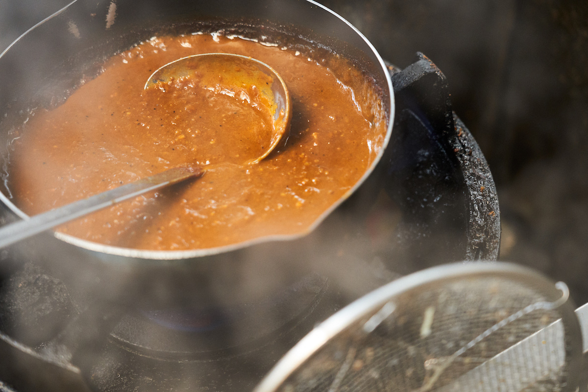 ↑カレーのベースは鶏ガラや豚のゲンコツなどから作る中華スープで、肉はミンチのキーマタイプ。数種のスパイスをブレンドし、隠し味に紅生姜の汁、カルピスの原液、コーヒー、リンゴなどが加わる。フルーティかつ複雑味のあるおいしさだ