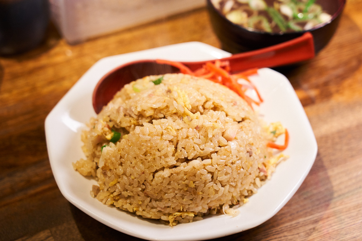 ↑「チャーハン」700円。肩ロースのチャーシューに、卵、ネギ、ナルトなどが入る王道の内容だ。「半チャーハン」は400円
