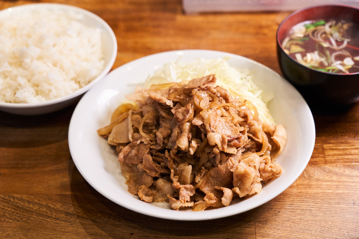 ↑「生姜焼き定食」800円。豚バラ肉が約200gとたっぷりで、千切りキャベツとマヨネーズが好アクセント。単品を650円で頼めば、最高の酒のアテへと早変わり