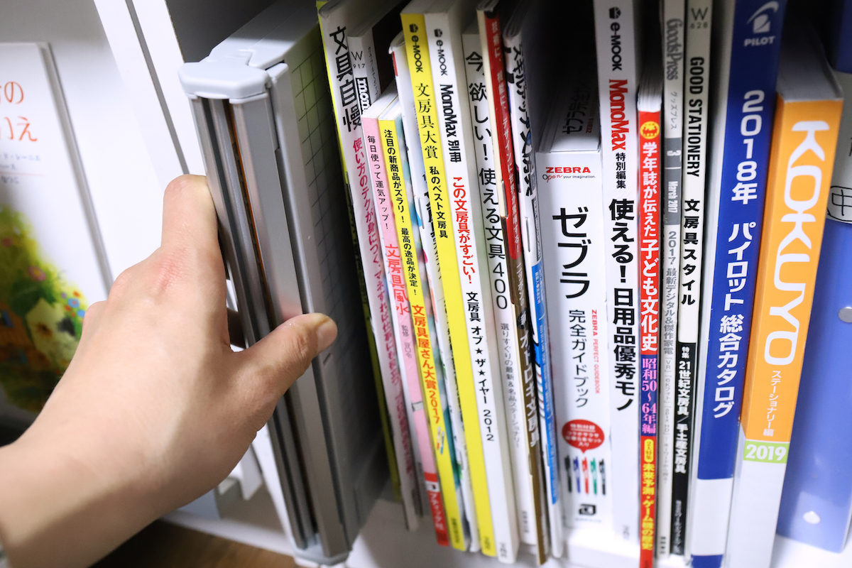 ↑雑誌などが入る高さの本棚ならこの通り、二つに畳んで収納可能