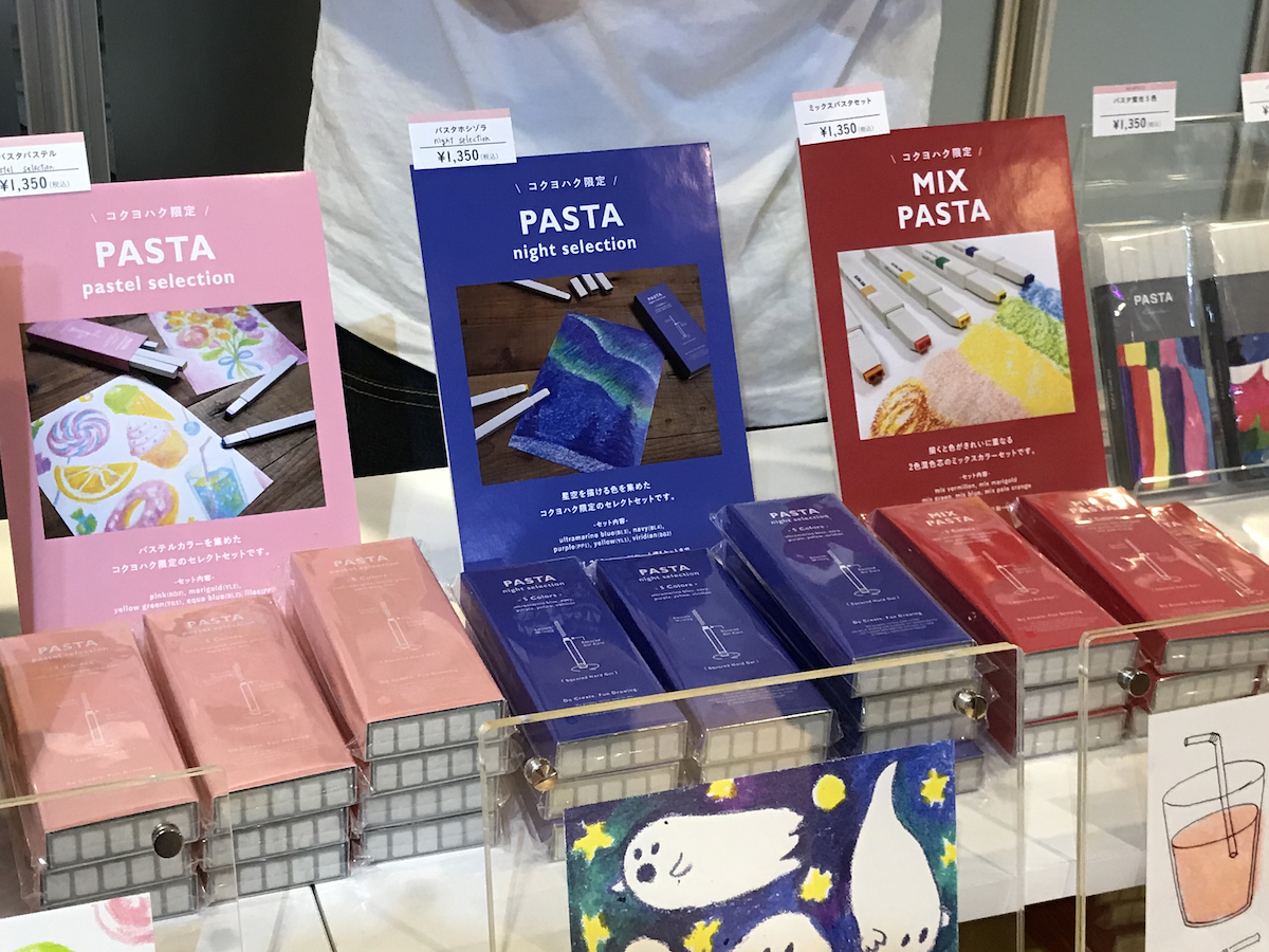 ↑右から、「MIX PASTA ５本セット」、星空を描ける5色を集めた「PASTA -night selection-」、パステルカラー5色を集めた「PASTA -pastel selection-」。すべて各1350円（税込）