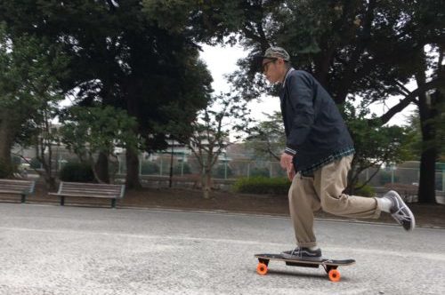 漕がずに進める!? 次世代スケボー「Kintone EZ Skateboard」試乗レビュー