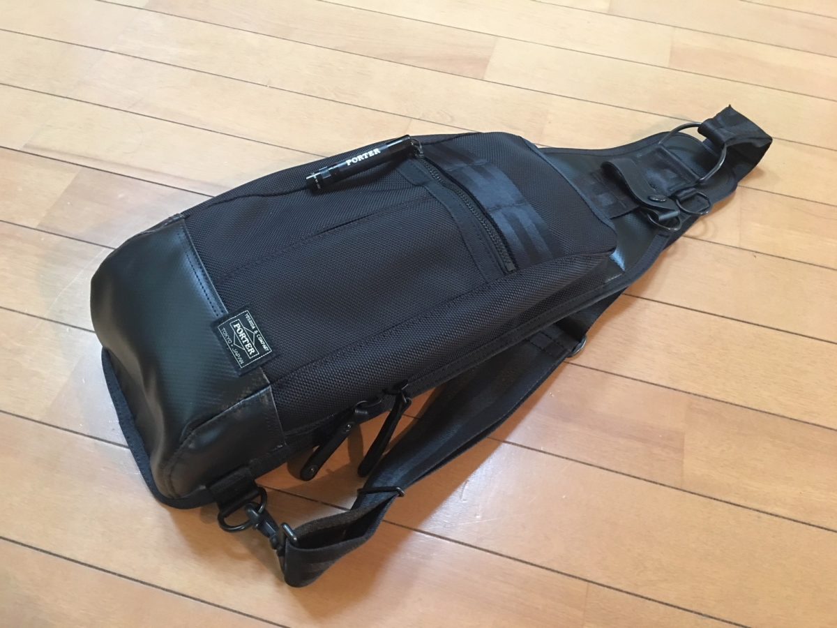 マグライトが付属! コンパクトで男気溢れるPORTER / HEATの「SLING SHOULDER BAG」レビュー