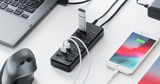 だいたいiPhone XSくらいの面積です。小型軽量＆省エネの7ポートUSBハブ「400-HUB067BK」
