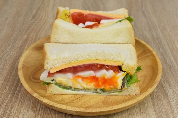 【テイクアウトめし】懐かしい味わいのたまごサラダが口の中を満たす！ 上島珈琲店の「ミックスサンド」