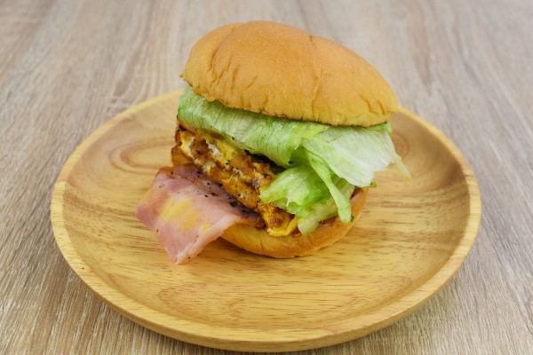 【テイクアウトめし】ほんのり甘いバンズがオムレツとマッチ！ FRESHNESS BURGER「ベーコンオムレツバーガー」