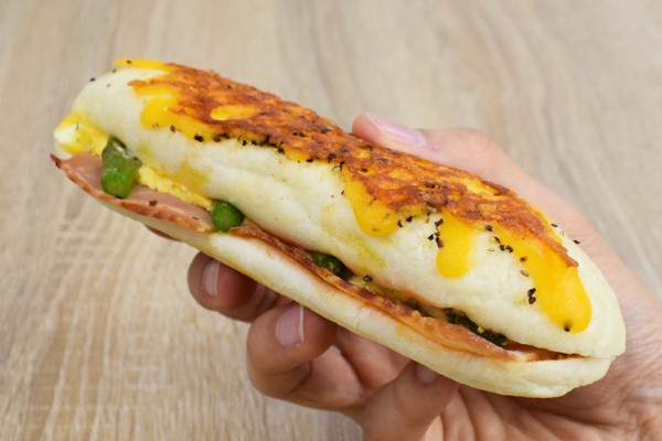 【テイクアウトめし】これぞ鉄板の組み合わせ！ ヴィ・ド・フランスの「アスパラベーコン＆エッグチーズ」