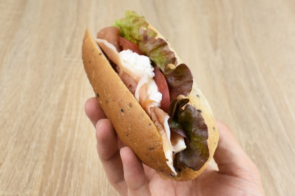 生ハム×カッテージチーズが相性抜群！ 黒ごま香るエクセルシオールカフェのパニーニが激ウマ!!