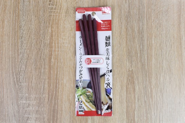 麺類好きの救世主！ 麺が滑って暴れるのを防止するダイソー「麺類を美味しく食べる箸」