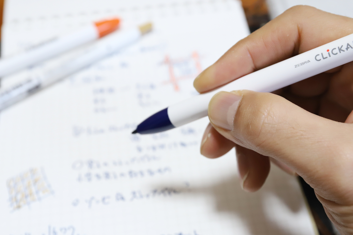 ↑アイデアメモなどに使うと、ノック式の便利さが身に染みる。違う色を使うのも手間がないので、色数をたっぷり持ち歩きたくなるほど