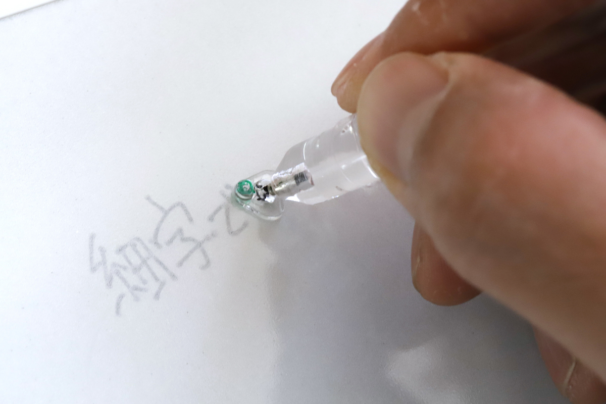 ↑ディスク式の細字ペン先。どんな角度で握っても芯先(緑色の部分)が板面に垂直に当たるので、細くくっきりした線が書ける