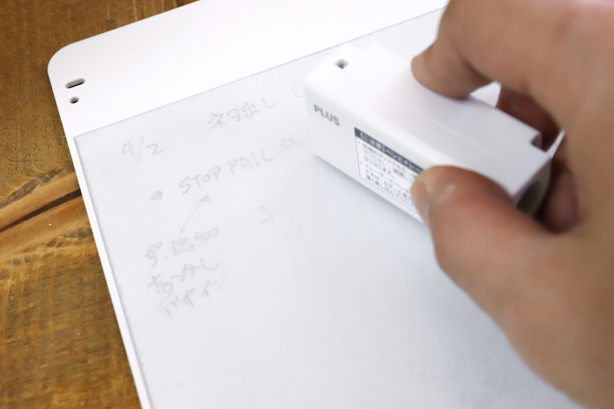 ↑収納時はペンホルダーも兼ねる。大型のイレーザー。軽く撫でるだけで気持ち良く消せる