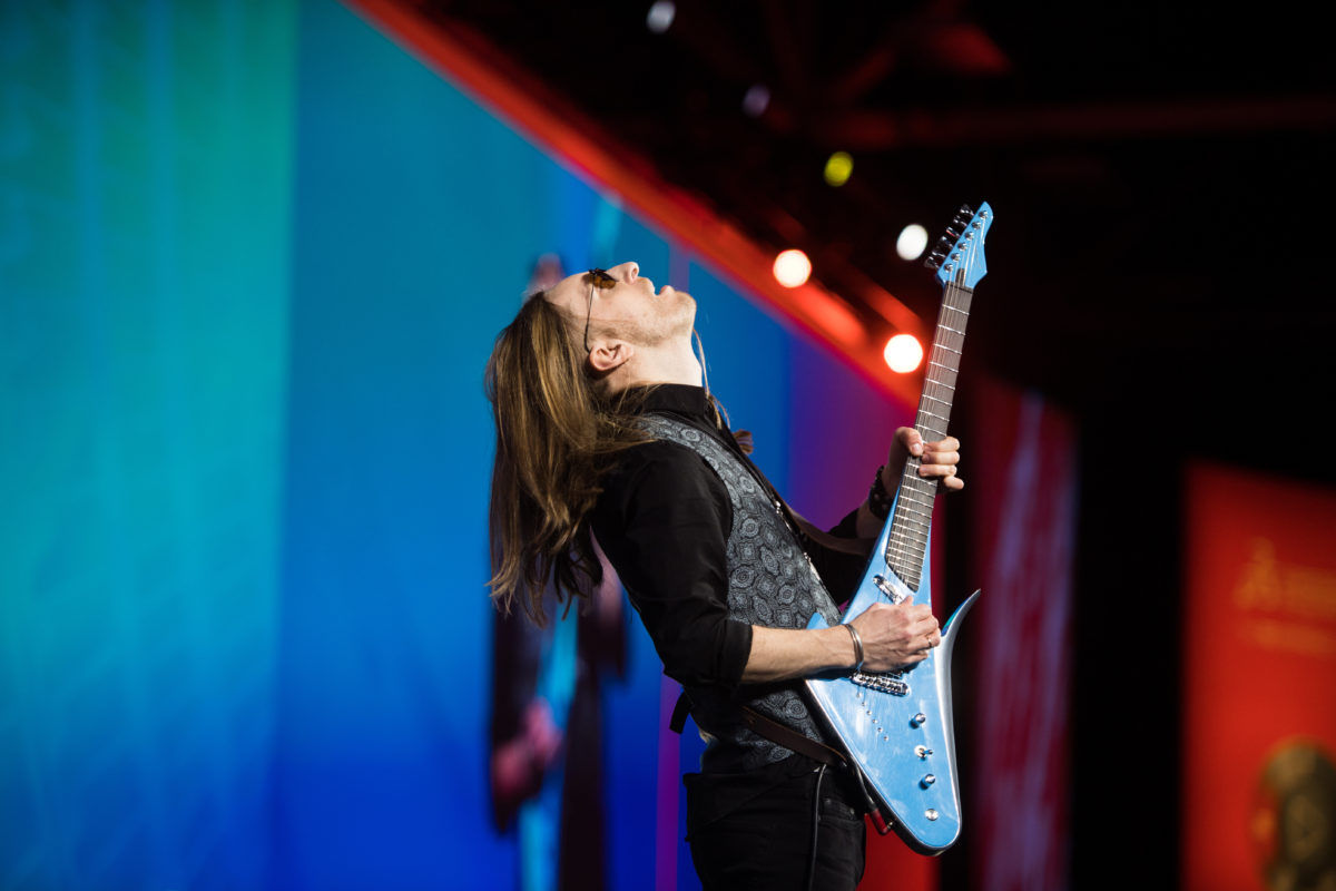 ギタリストのこだわりに応えるために、ギターメーカーが選んだ道具とは?