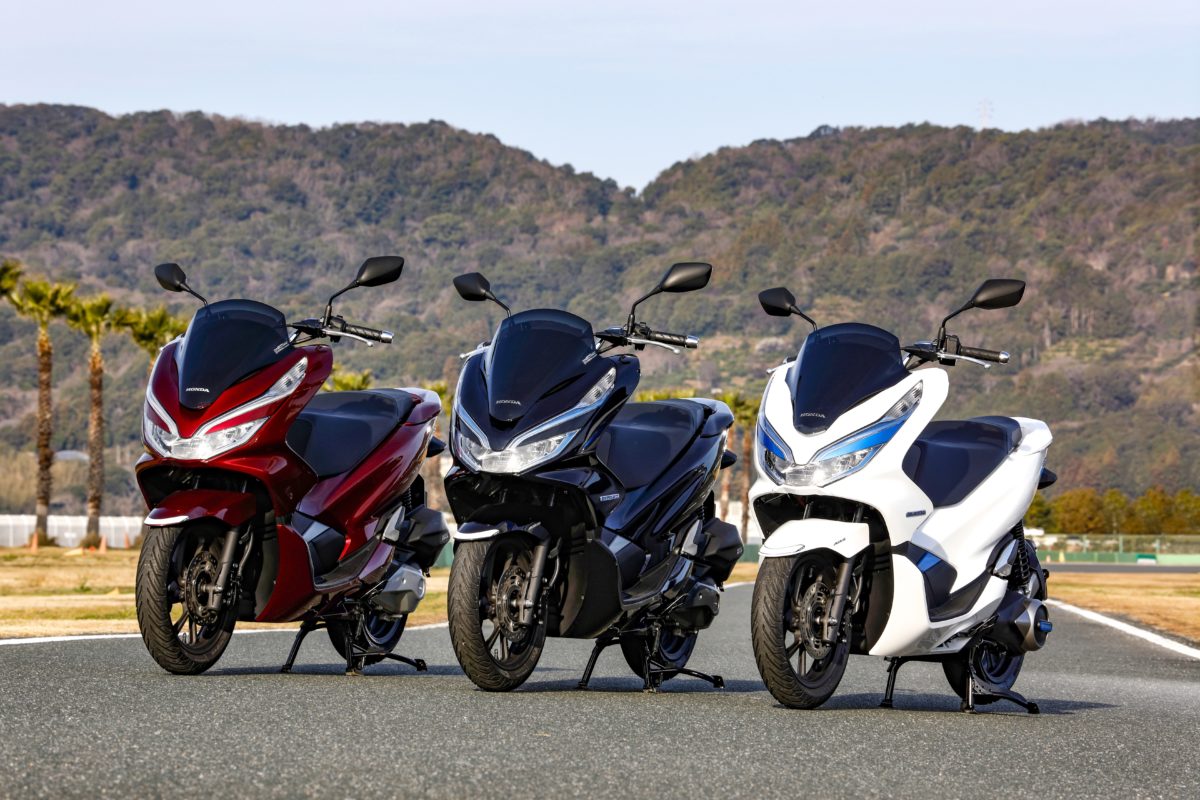 ホンダ「PCX125」シリーズってどこが違う？ 3台同時乗りでわかったベストモデル