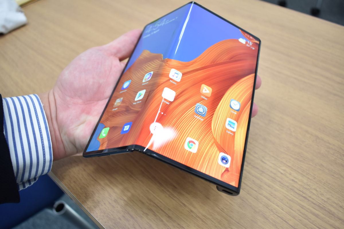 折りたたみは「5G」のための最適形態!? ファーウェイ「Mate X」を触って感じたこと