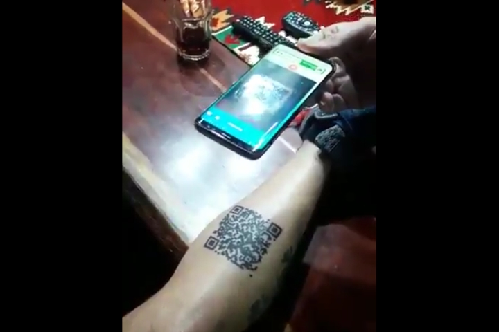 歓喜のあまり「QRコード」のタトゥーを彫ったサッカーファンの残念な結末とは？