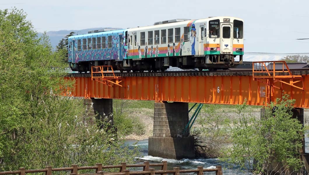 花と山景色と最古の鉄道遺産が旅人を出迎える「山形鉄道」10の疑問