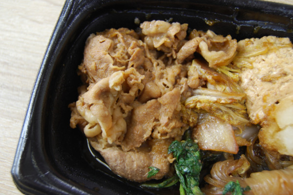 甘じょっぱい割り下でご飯が進む！ 豆腐にもじっくり味が染みたオリジン弁当「生卵なし みぞれ牛すき焼き弁当」