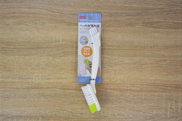 2種類のブラシがシューズを隅々まで綺麗にするダイソー「ヘッドが外れるシューズブラシ」