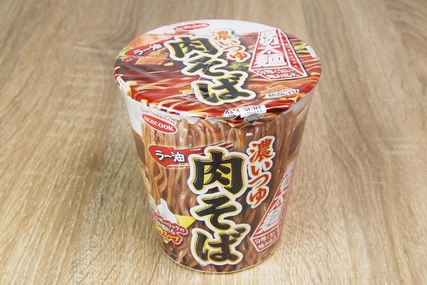 ラー油とカツオのコンビが新しいエースコック「タテロング 厚切太麺 濃いつゆラー油肉そば」