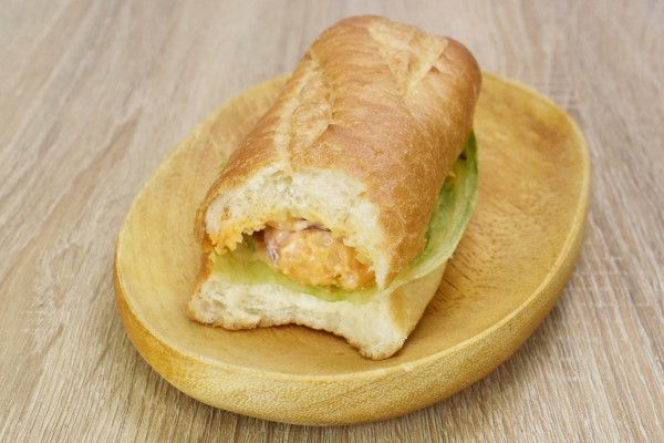 オーロラソースの隠し味は新潟名物の「かんずり」！ ドトール「ミラノサンド エビマヨ ～特製オーロラソース仕立て～」