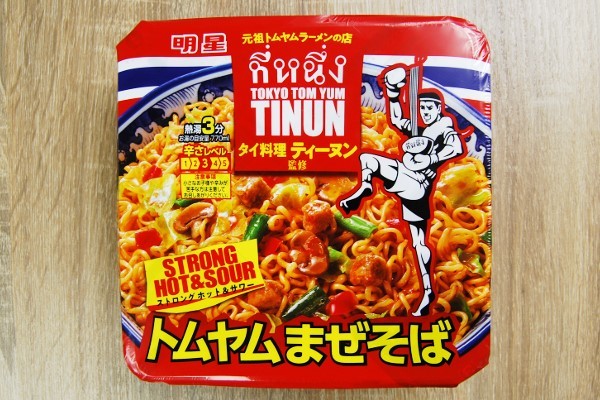酸っぱ辛い味を再現した「明星 ティーヌン監修 トムヤムまぜそば」