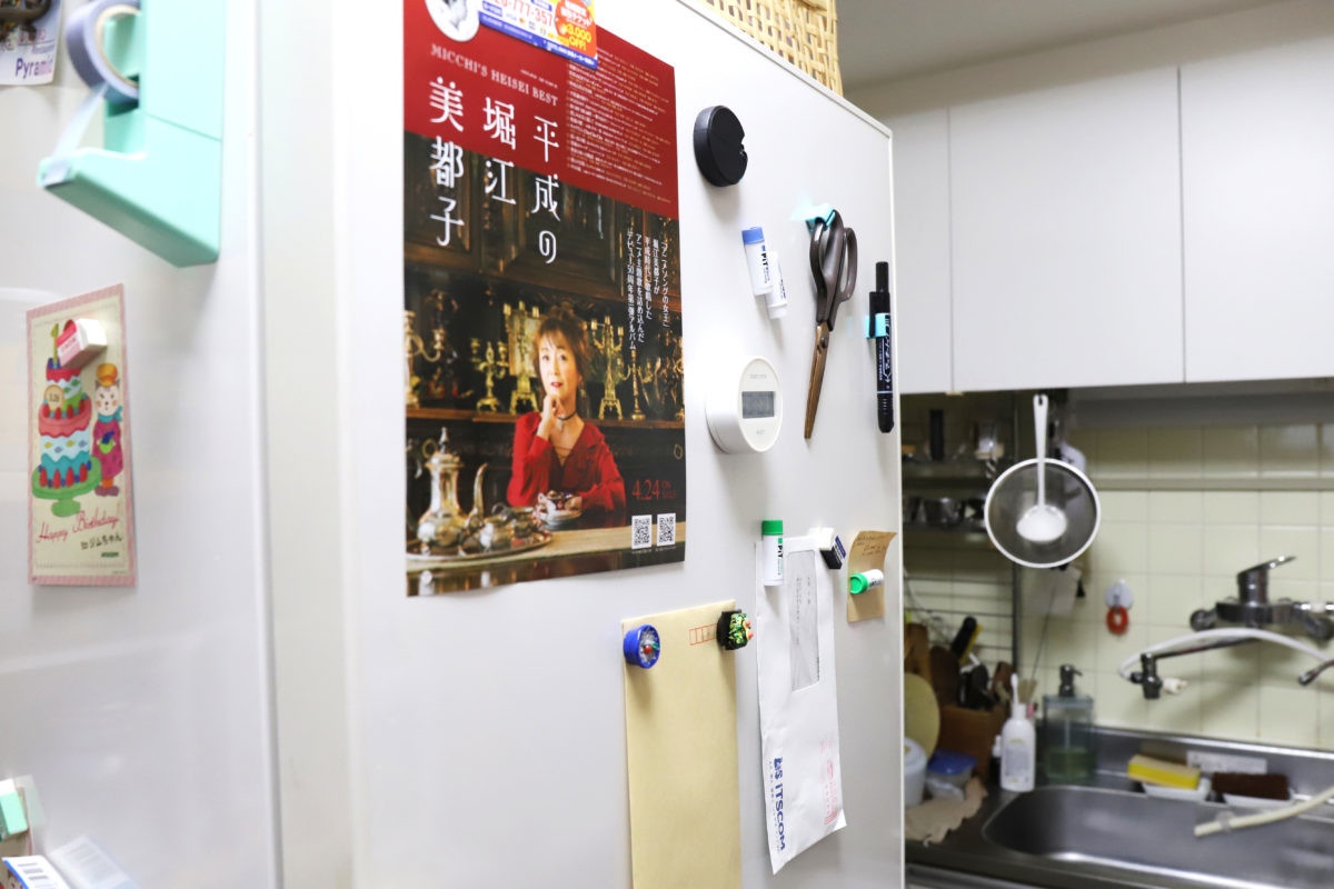 ↑自宅冷蔵庫のリアル風景。冷蔵庫にいろいろと貼るのにも関わらず、マグネットのことはあまり考えていなかった