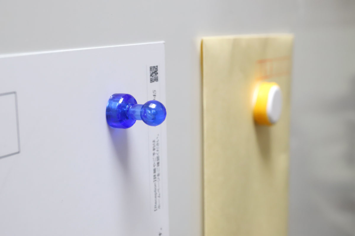 ↑ピン型(写真手前)は高さがある分だけ、肩などが当たると簡単に落ちてしまう