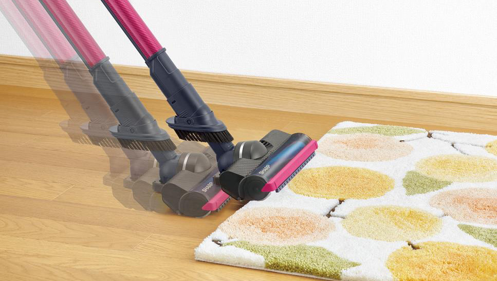 ラグも壁際もへっちゃらです! 1.5kgのシャープ軽量スティック掃除機が進化した